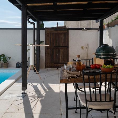 Blacksmith'S House - Rental House With Heated Pool Posedarje Exterior photo